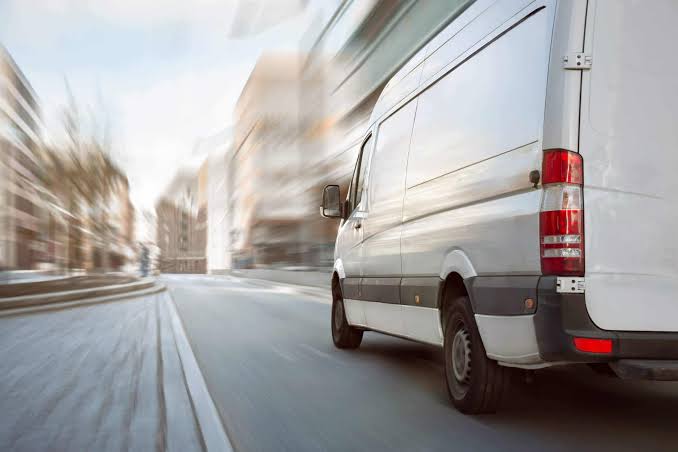 Camionnette HEM Express en livraison